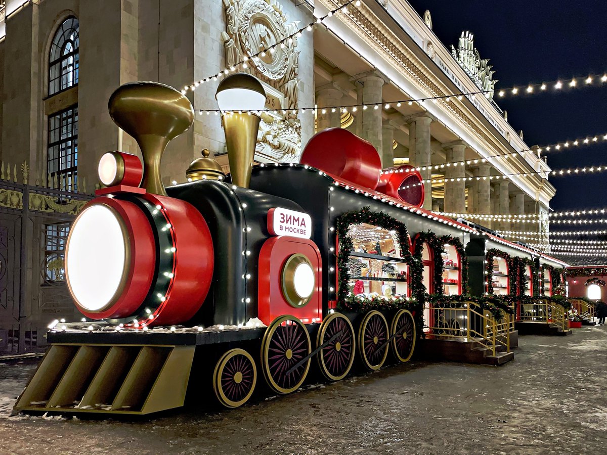 PEKHTography's tweet image. Locomotives moved cargo.
This one moves feelings—badly 🚂✨
Gleaming brass, frozen wheels, price tag hidden in wonder-dust.
We orbit like moths, drawn to the gap between magic believed and the photo op we're in.
Still damn pretty, though.
#Nostalgia #PublicArt #ChildhoodMemories