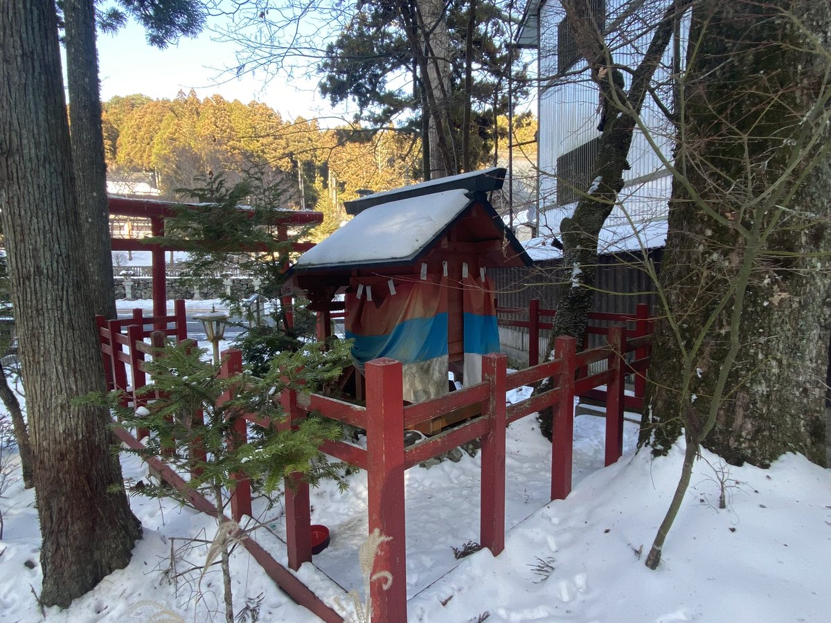 vasikarada's tweet photo. 本日高野山五坊寂静院前に鎮座される鬼子母神に参詣させていただきました

鬼子母神は加妙・増喜・自在・飛行・安住・同穣・愛授・香味・得戝などの九子を始め沢山の子供がいるのに人の子供を捕らえて食う

悪鬼だったが、自身の一子を拐われたのを機に改心して仏教の護法善神となった尊影であります。 https://t.co/Xghk4ftd5L