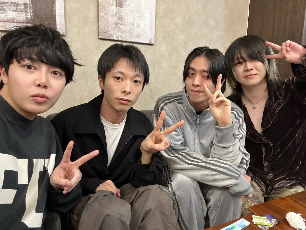 rikunohonmono's tweet photo. 5年ぶりにこのメンバーでYouTube撮影した！
みんな変わってないし4人でいる時は時代が流れてないぐらい自然に話せるんだよなあ〜おれらの青春！ https://t.co/IfgYtUc1qZ