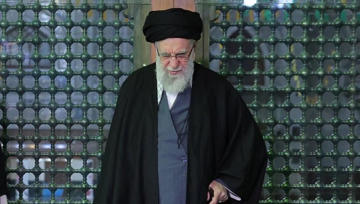 etkilihaberyeni's tweet image. İran lideri Ali Hamaney protestocuları hedef aldı:

“Kuran yaktılar…”