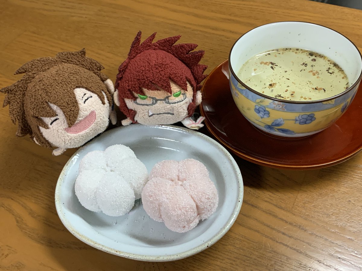 rawearthworm_mz's tweet image. 一月遅れて正月菓子食べてる😂