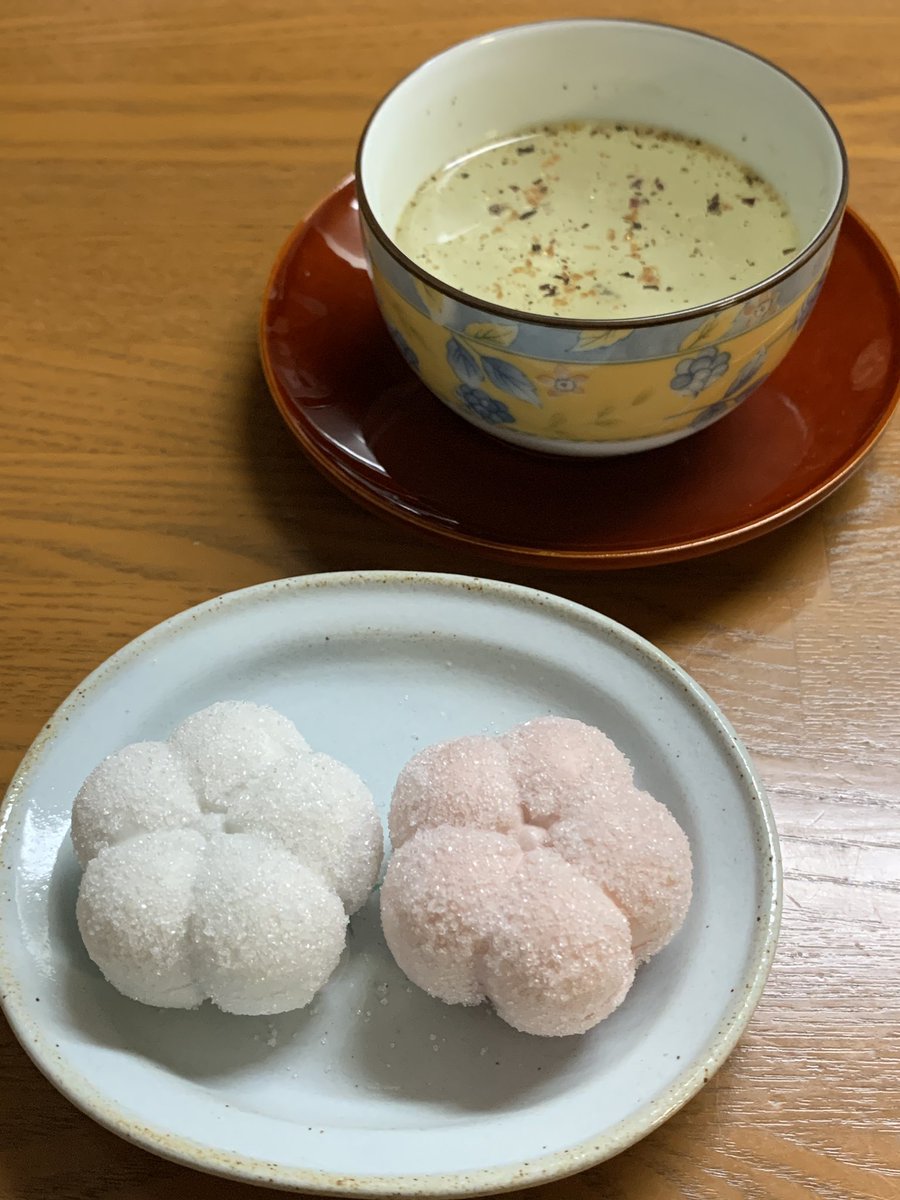 rawearthworm_mz's tweet image. 一月遅れて正月菓子食べてる😂