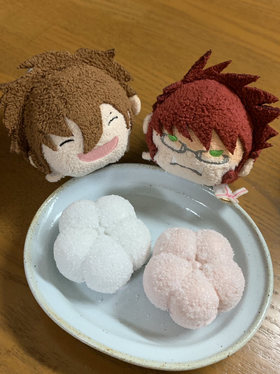 rawearthworm_mz's tweet image. 一月遅れて正月菓子食べてる😂