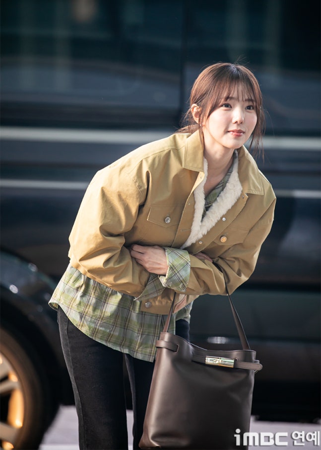 chaesoobinph's tweet photo. 26.02.01 [Photos]

#ChaeSooBin was spotted at Incheon International Airport this afternoon (1st) as she departed for Da Nang, Vietnam for an upcoming photoshoot. ✈️📸

#ChaeSooBin #채수빈 https://t.co/3QaWvdTkab
