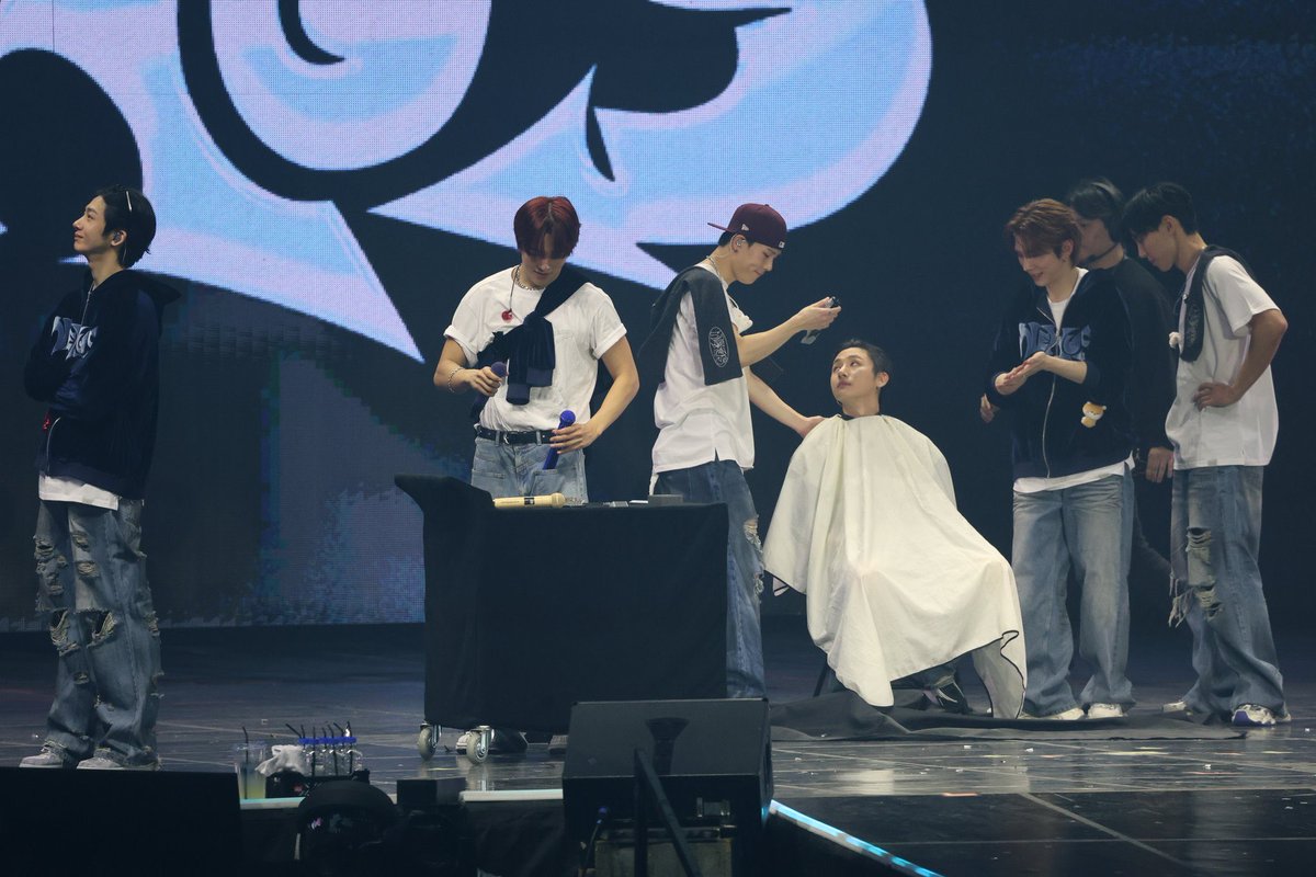 sambakjaa's tweet image. they’re the perfect definition of never let them know your next move bc wtf is this monstas like why are we trauma bonding like this in y’all concert 😭😭😭