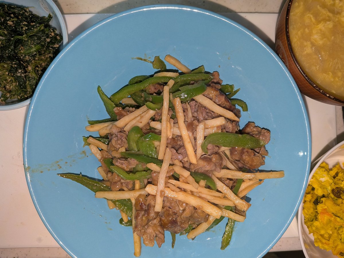 T1DM's tweet image. ほんじつのめにゅー

青椒肉絲，カボチャサラダ，ほうれん草の胡麻和え，コーン玉子スープ