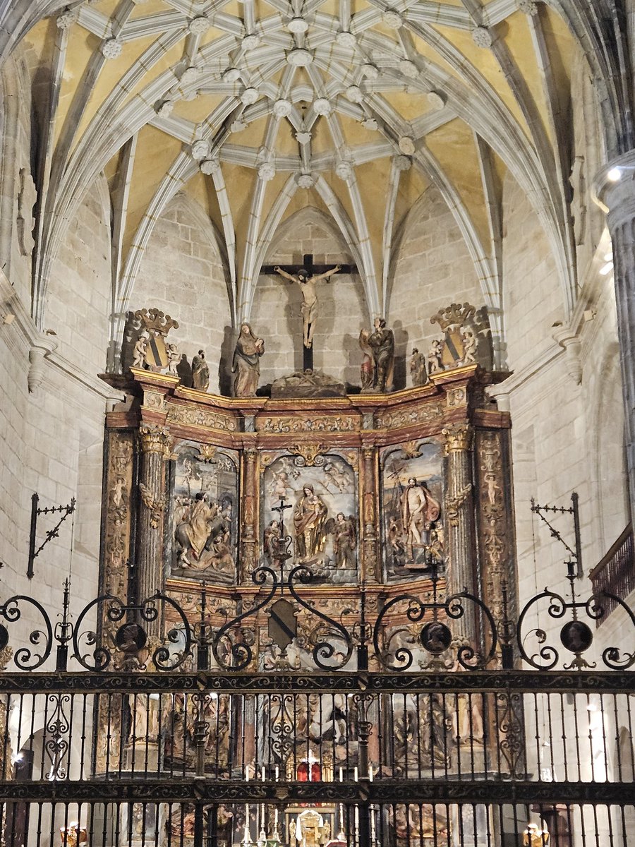 Increíble concierto de <a href="/elleondeoroLDO/">El León de Oro • LDO</a> hoy en la Iglesia de Santiago en Cáceres. Un programa redondo, poniendo a dialogar grandes maestros del Renacimiento como Victoria o Palestrina con compositores contemporáneos como Donati, Arvo Pärt, Rheinberger o Whitacre. ¡Una maravilla!