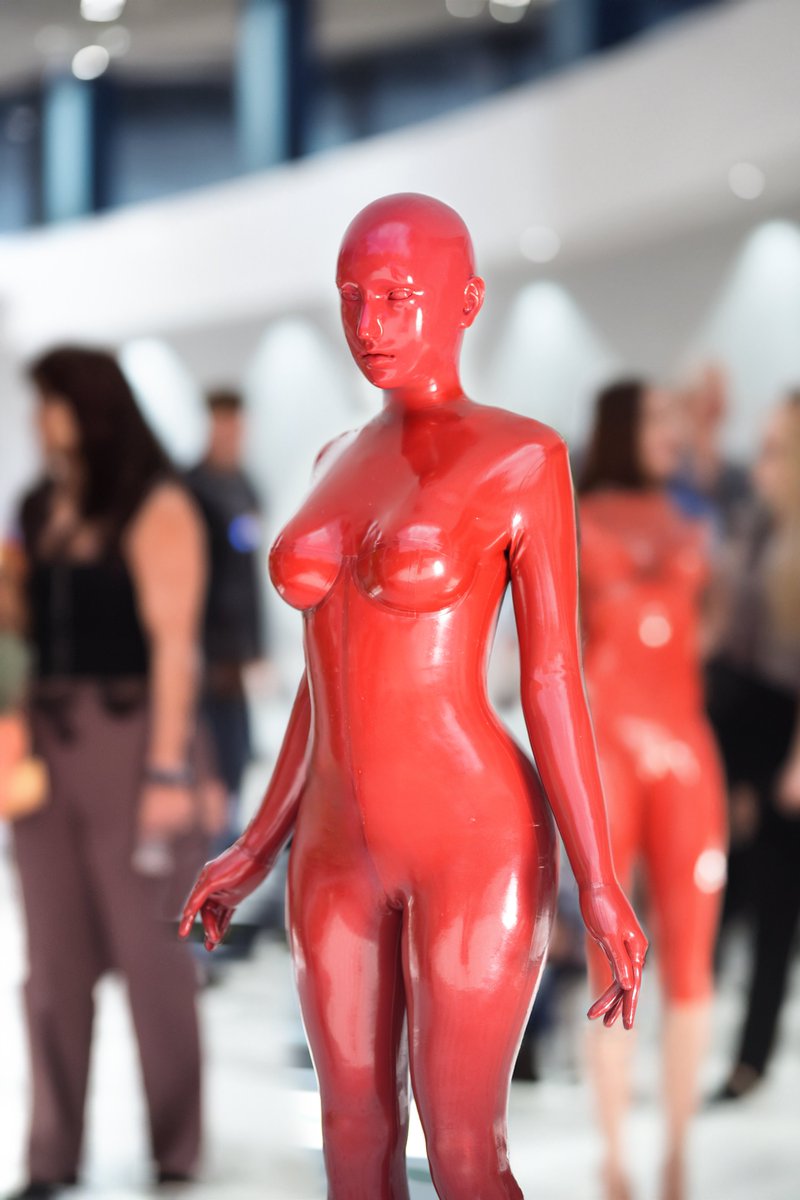 RikkaDreammask's tweet photo. 視線を奪う、真紅の衝撃。🥀
Q03R Rubber Doll —— それは、自我を消し去り、完璧な「造形」へと昇華するための装置。 人混みの中でさえ、この光沢は静寂を纏う。
究極の「非日常」を、その肌に。
👤 Model: @cgmaskdoll
#Q03R #RubberDoll #ラバーコスチューム #全身ラバー #人形化 #赤ラバー #LatexGirl