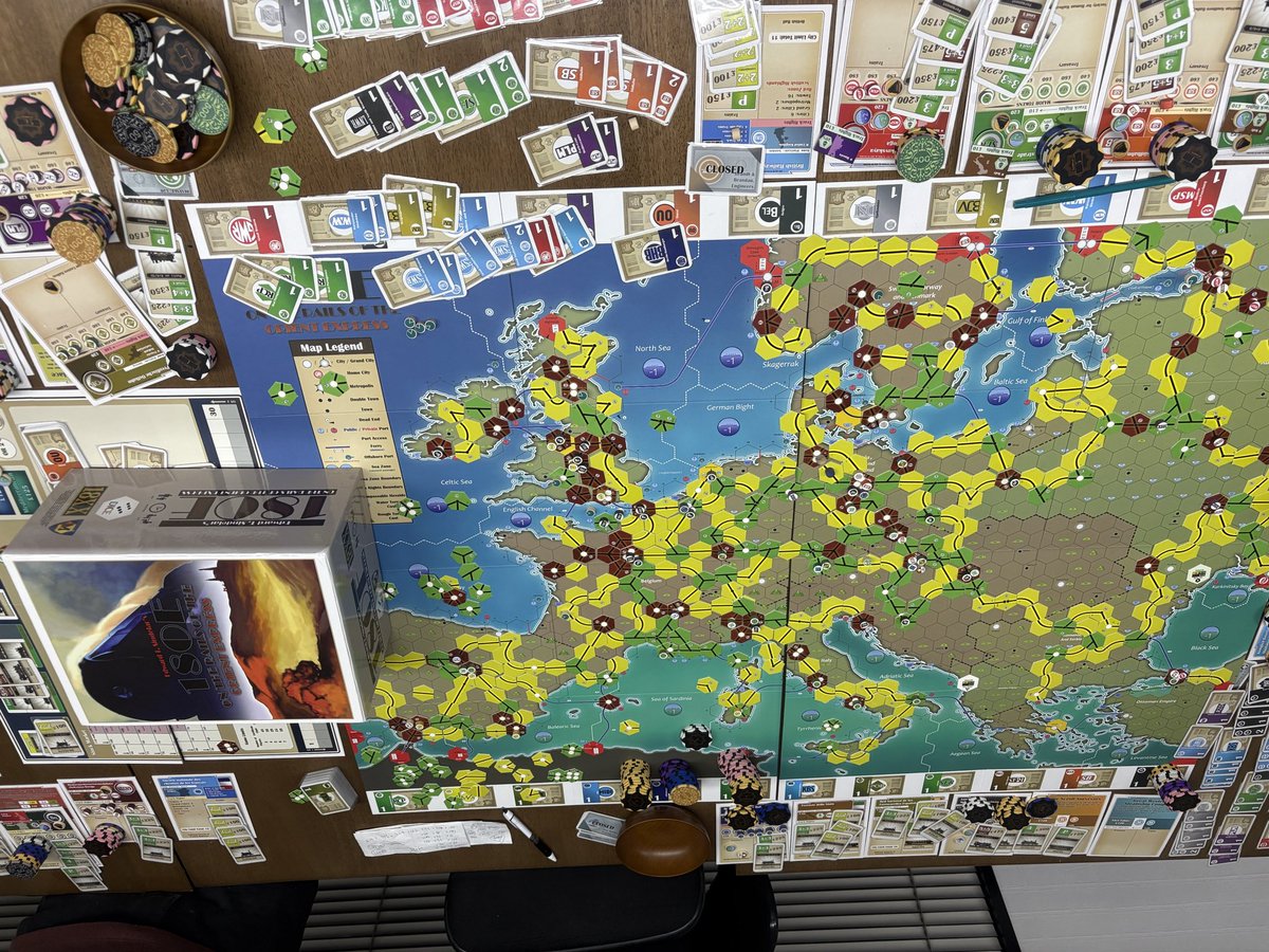 18OE: On the Rails of the Orient Express

どうせならフルゲームやろうぜっていうことで18時間。
案外ルールは簡単だけど、36も会社があり、盤面も壮大だったから西の方で何やってるかわけ分からんかった。
このゲームでしか得られない栄養素があっていいね。