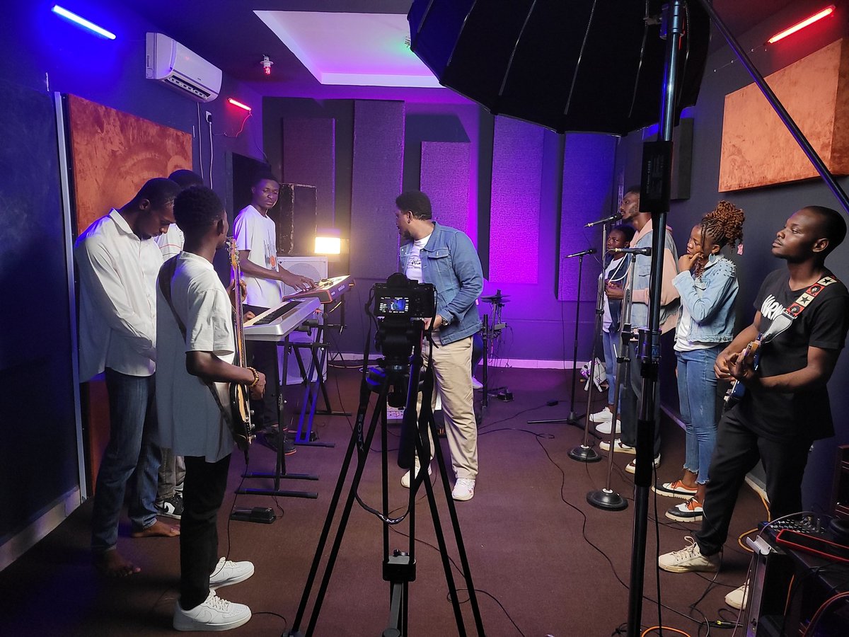 Emenike_Silver's tweet photo. What I actually do as a photographer / videographer:
• Plan the shoot
• Capture the story
• Edit for clarity
• Deliver with intention
It’s more than pressing record.
#videoeditor https://t.co/2NNOJn2qsJ