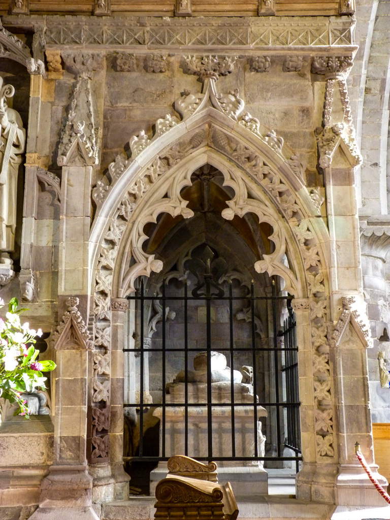 Jones8Pamela's tweet photo. For #StoneworkSunday The elaborate Gothic screen at St David's cathedral was erected by Bishop Gower in the 1340s  Look closely and you will see it is decorated with tiny human heads!  The figures on the screen are of modern date including the statue of St David https://t.co/A0b6c665xf