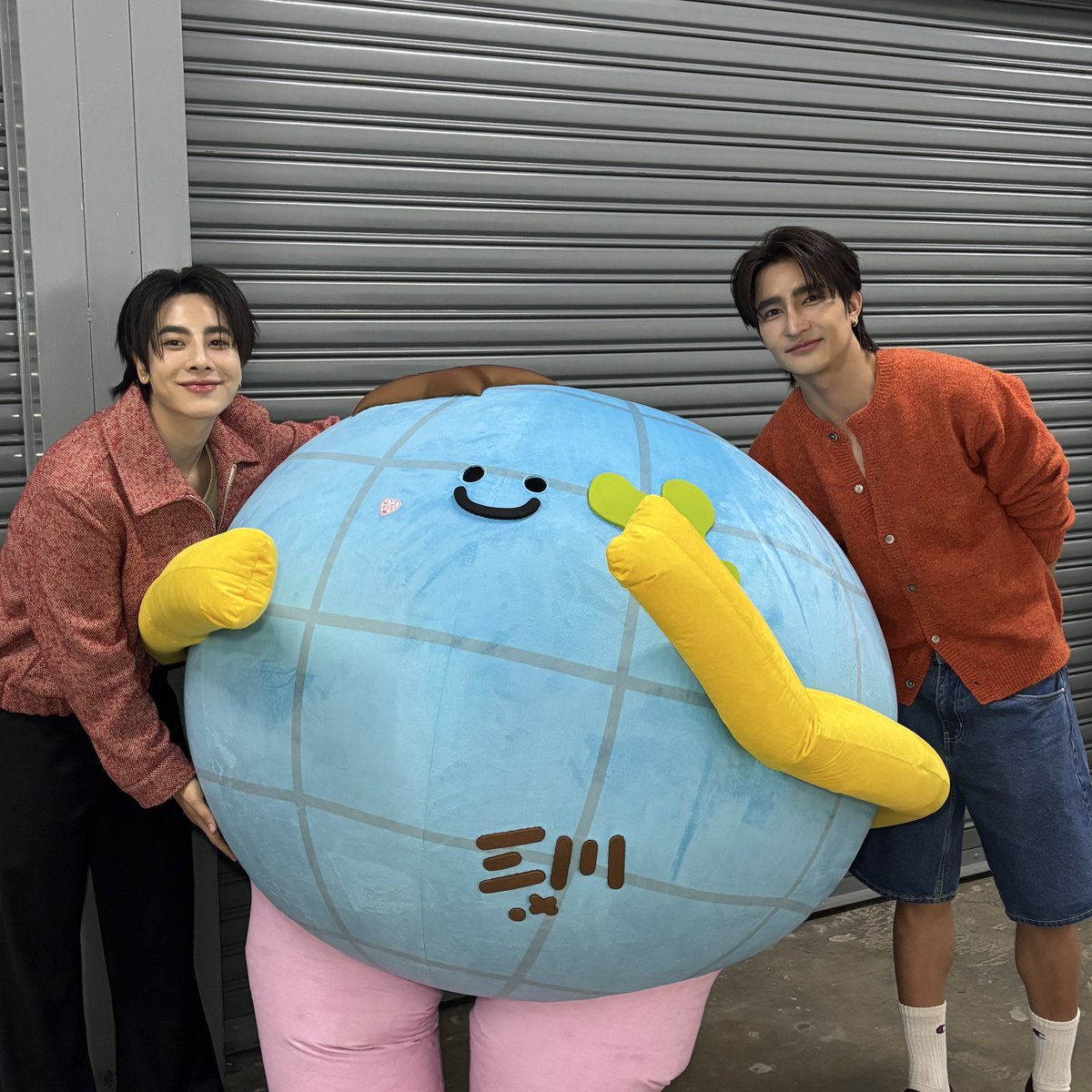 mrstnwrd_GMMTV's tweet photo. มาเสิฟความสุขกันงับบบ โอ้นนร้ากกทู้กคนนน 

#สนามอ่านเล่น2026xEarthMix
#MRSATURNWORLD https://t.co/NExOhLO0Vz