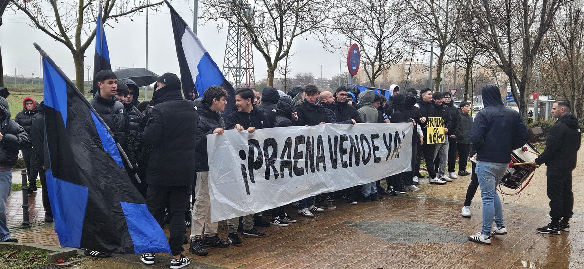 Escena ahora mismo a las puertas del estadio Fernando Torres. Había convocada una protesta a las 11:15 para protestar por la gestión del club por parte del presidente. Alrededor de 100 personas.