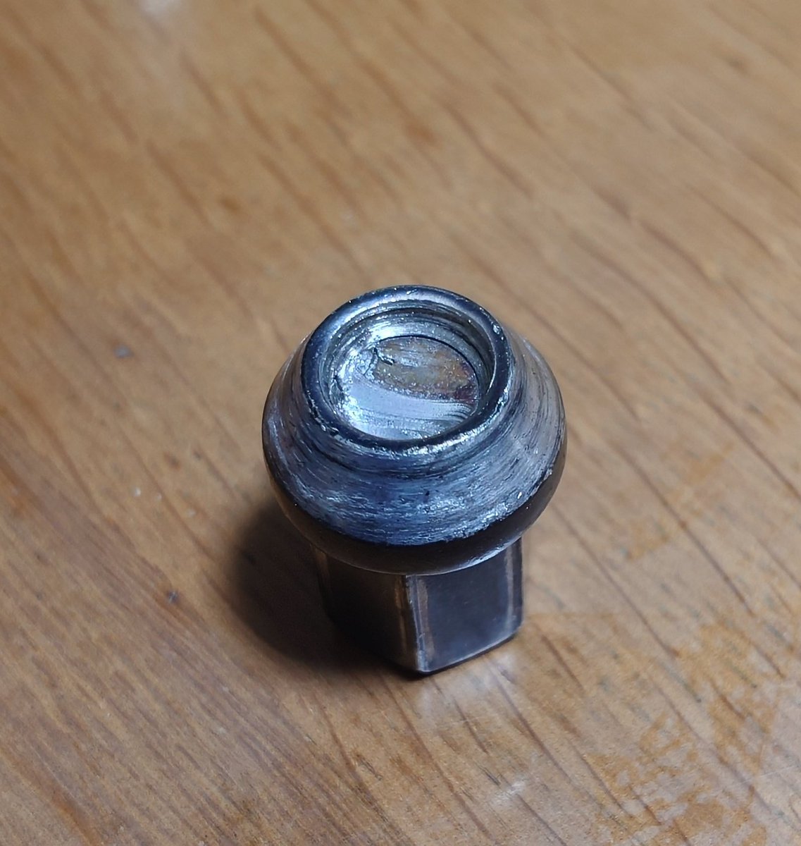 今日のタカタは朝イチから完全ドライで良コンディションだったのにタイム的には撃沈…
タイム削れるとこ見つかったから3枠目はもうちょいいけそうだったけどガス欠症状が出て終了…
帰って街乗りタイヤに交換してたら左リアのハブボルトが折れた…
やっぱり、エイト号もだいぶガタきてるな💦