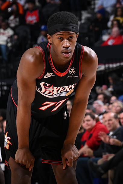 Basket_Infos's tweet photo. « Parmi tous ces gars, c’est le vrai two-way player »

Udonis Haslem à propos de VJ Edgecombe

« Très souvent, quand les gens commencent par dire “sans manquer de respect”, c’est qu’ils sont sur le point de manquer de respect. Je sais que Cooper fait son truc, je sais que Kon fait son truc, mais VJ pour moi, parmi tous ces gars, c’est le vrai two-way player.

C’est le gars qui peut impacter un match des deux côtés du terrain. J’ai littéralement vu VJ Edgecombe passer trois quart-temps entiers à défendre. Sur Brunson, sur Luka, défendre ces gars-là, et puis d’un coup, dans le quatrième quart, il met des gros tirs, il sort des grosses actions.

Son jeu ne dépend pas de s’il touche le ballon ou non. Et je ne dis pas que c’est le cas des autres, mais je pense que lui, il impacte le match même quand il n’a pas la balle en main. Et dès qu’il l’a, évidemment, il sait quoi en faire.

J’adore VJ Edgecombe. Je comprends que c’est une classe rookie énorme, mais si je démarre une équipe, je la démarre avec un two-way player. Voilà. »

Via NBA on Prime