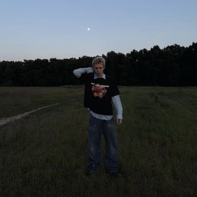 can we PLEASE have more guys dressing like Laroi did in The First Time era