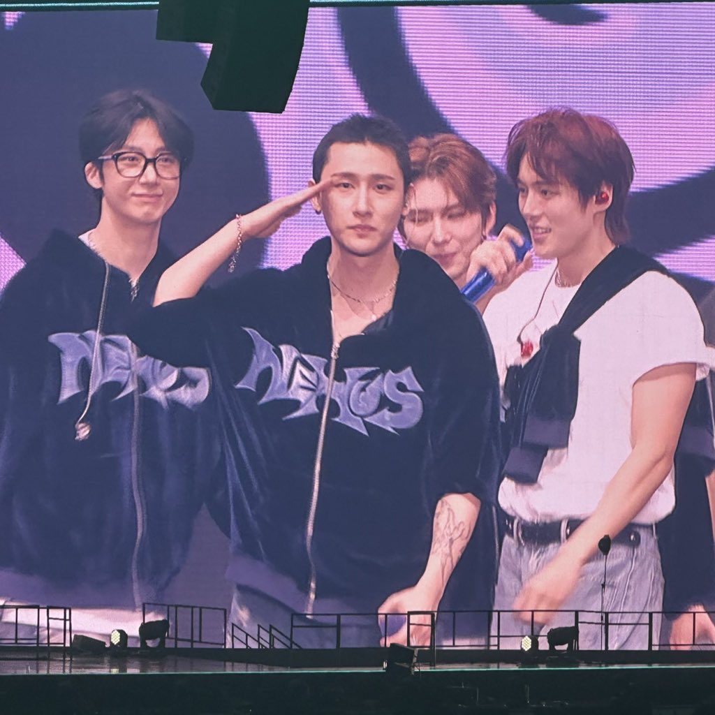 mxbase's tweet image. Changkyun: I’m going to temporarily take a break after more than 10 years as a member of MONSTA X. But I have my hyungs and I have Monbebe. So I’m shaving my head.

MONSTA X: There was still some time left but he said he really wanted to do it this way to do something meaningful.