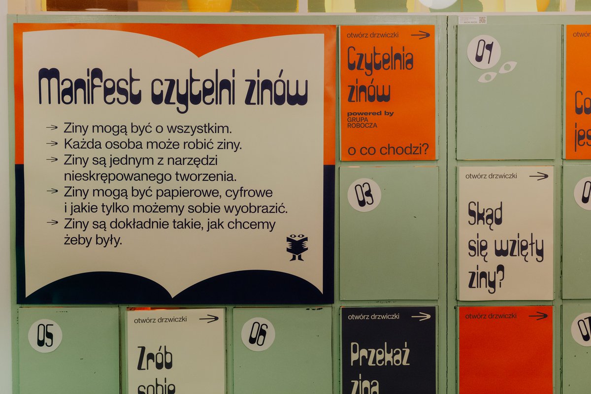 krakow_pl's tweet photo. ❄️ Mroźne dni? Sztuka na rozgrzewkę!
W Aptece Designu:
1️⃣ mini-wystawa o zinach – DIY, wolny megafon bez algorytmów
2️⃣ „Przystań: interakcje w epoce przeciążenia”
📅 30.01–27.02
Wpadajcie na chwilę uważności.

Fot.  Apteka Designu
#AptekaDesignu #wystawa #ziny #DIY #sztuka #kultura #Krakow