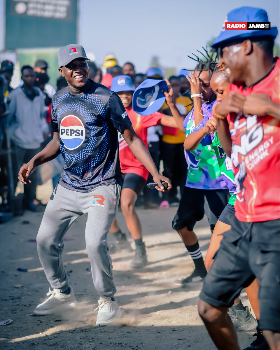 RadioJamboKenya's tweet photo. Enaji na tabasamu limeenda shule kwa hisani ya #StingEnergy, kinywaji LEJIT cha @pepsikenya 🤌. 

Usiruhusu uchovu wa hustle ya kila siku ufanye urudi nyumbani bila kakitu aisee!!! Jishikie #StingEnergyDrink  katika duka lolote karibu nawe urudishe nguvu ya kupiga mboka. https://t.co/BKBr7aSKdK