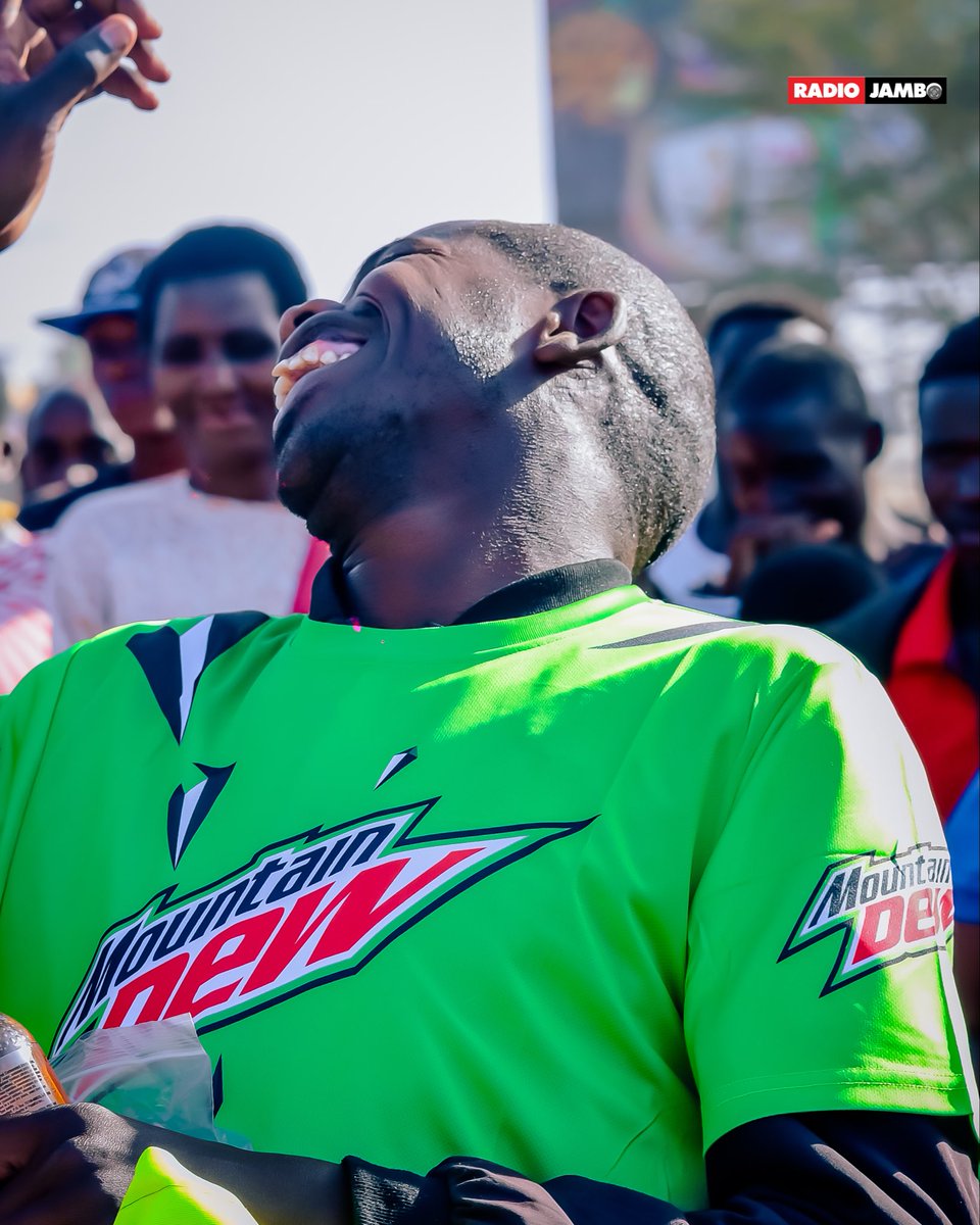 RadioJamboKenya's tweet photo. Enaji na tabasamu limeenda shule kwa hisani ya #StingEnergy, kinywaji LEJIT cha @pepsikenya 🤌. 

Usiruhusu uchovu wa hustle ya kila siku ufanye urudi nyumbani bila kakitu aisee!!! Jishikie #StingEnergyDrink  katika duka lolote karibu nawe urudishe nguvu ya kupiga mboka. https://t.co/BKBr7aSKdK