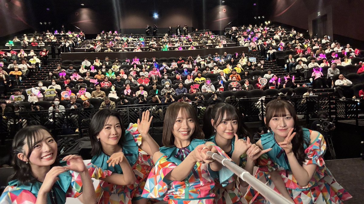 ren_ai_sai_ban's tweet photo. ���
ハッピー☆ファンファーレ
LIVE付き舞台挨拶＆全国生中継
本日開催しました！
＼

お越しいただいた皆さま、
全国の劇場でご覧いただいた皆さま、
本当にありがとうございました！

#映画恋愛裁判 をこれからも応援していただけますと幸いです。

#齊藤京子 #仲村悠菜 #小川未祐 #今村美月 #桜ひなの
