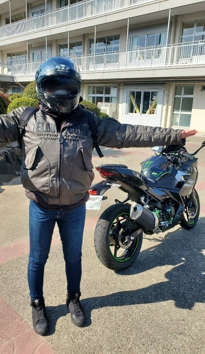 tsubutubusuki's tweet photo. 野球応援に行ったツブオと交代する為
バイクで出発🏍️
帰りはツブオがバイクで帰る為、彼のライジャケ+メットを着用して

中には野球観戦時の防寒にWORKMANを重ね着していったらはち切れそうになって笑ったw🤣

見せ方が変態㊙️🧥解放感～
#変質者 #ワークマン #YELLOWCORN https://t.co/pXbDpILby0