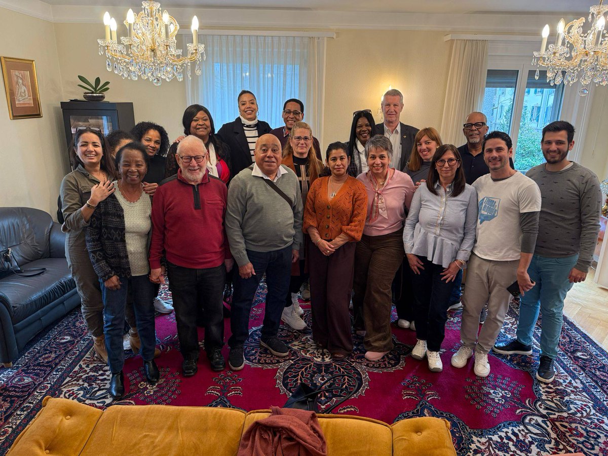 📌Déclaration des Cubains résidant en Suisse: condamnant fermement l'escalade agressive de l'administration américaine contre #Cuba et le renforcement de la politique de blocus,et en faveur de la paix et de la famille cubaine.
CUBA N'EST PAS SEULE !✊
🔗misiones.cubaminrex.cu/fr/articulo/de…