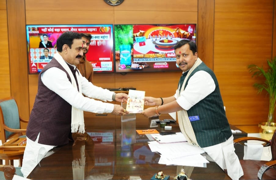 आज दिल्ली में भारतीय जनता पार्टी के यशस्वी राष्ट्रीय अध्यक्ष, आदरणीय श्री <a href="/NitinNabin/">Nitin Nabin</a> जी से आत्मीय भेंट की। इस अवसर पर उन्हें ग्वालियर-डबरा स्थित 'नवग्रह पीठ' में आयोजित होने वाले आगामी प्राण-प्रतिष्ठा महोत्सव हेतु आमंत्रण पत्र दिया।आदरणीय अध्यक्ष जी ने आमंत्रण स्वीकार करते हुए