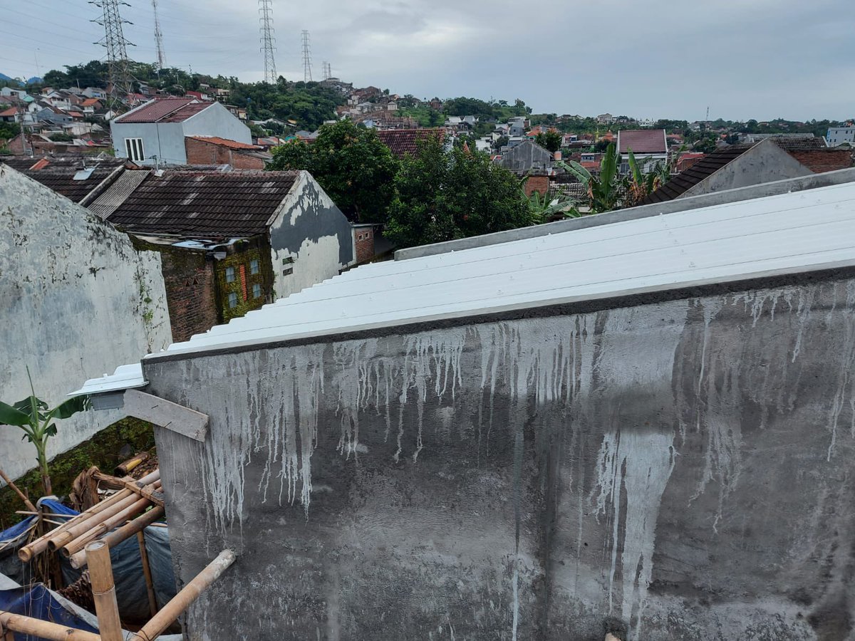ogiehart's tweet photo. Ini fenomena menarik sih. Dulu galvalum/spandek cuma dipake buat kanopi, sekarang makin banyak dipake buat atap bangunan utama.

UPVC muncul kemudian, kualitas jauh lebih bagus dari galvalum. Ga panas dan berisik, tapi ya lebih mahal. Dengan pattern yang sama dengan galvalum, awalnya sebagai kanopi kemudian digunakan sebagai atap utama. Jadi ya bisa-bisa aja.

Cuma tampilan UPVC ini masih dianggap “aneh” untuk ditampilkan jadi atap utama. Makanya agak jarang dipilih dibanding genteng biasa. Akhirnya ya kebanyakan “disembunyikan”.

Btw alderon itu brand, jenis materialnya UPVC

Berikut contoh penerapan atap UPVC sebagai atap bangunan utama di proyek kami. Kebetulan ini contoh yang “disembunyikan” tadi.