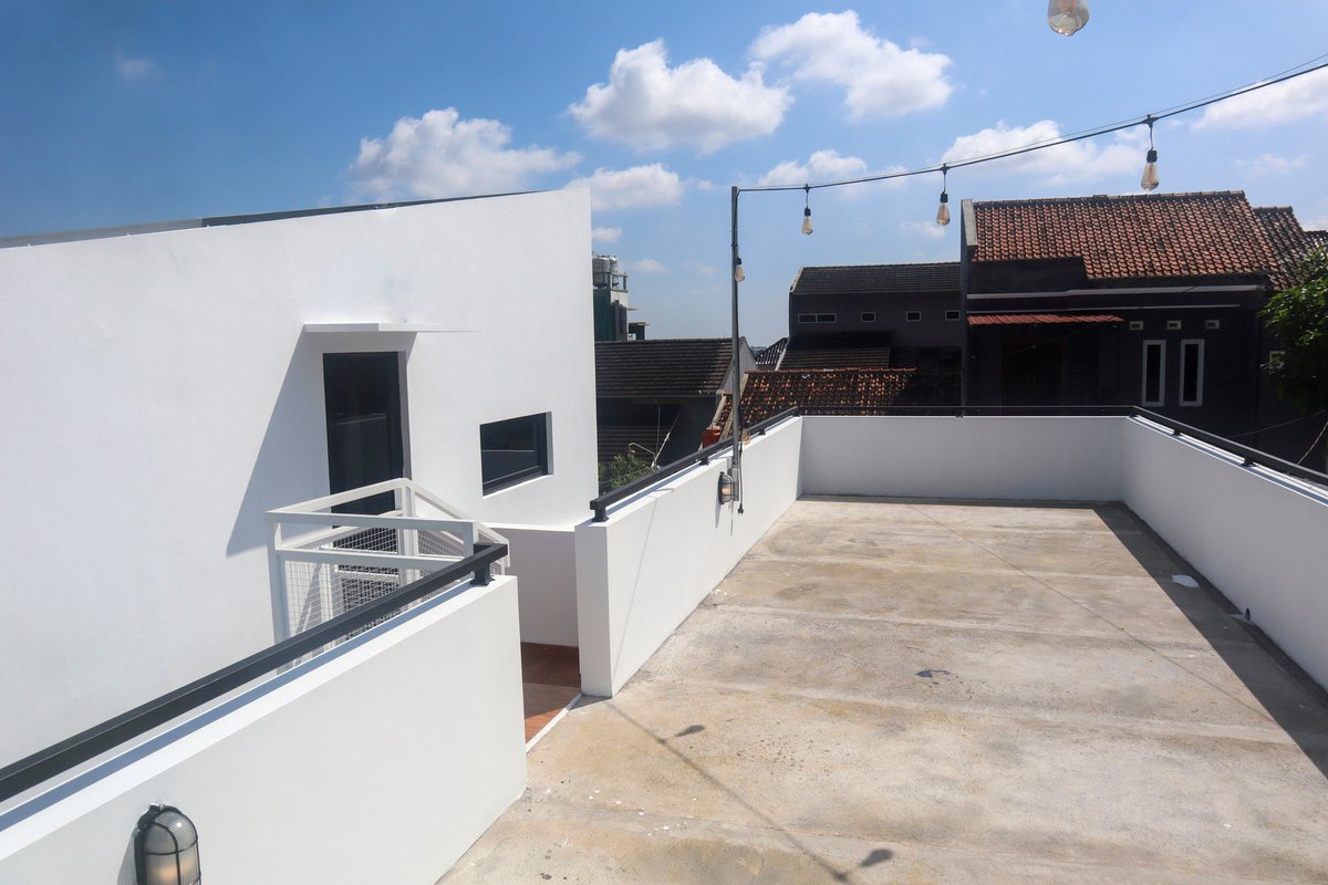 ogiehart's tweet photo. Ini fenomena menarik sih. Dulu galvalum/spandek cuma dipake buat kanopi, sekarang makin banyak dipake buat atap bangunan utama.

UPVC muncul kemudian, kualitas jauh lebih bagus dari galvalum. Ga panas dan berisik, tapi ya lebih mahal. Dengan pattern yang sama dengan galvalum, awalnya sebagai kanopi kemudian digunakan sebagai atap utama. Jadi ya bisa-bisa aja.

Cuma tampilan UPVC ini masih dianggap “aneh” untuk ditampilkan jadi atap utama. Makanya agak jarang dipilih dibanding genteng biasa. Akhirnya ya kebanyakan “disembunyikan”.

Btw alderon itu brand, jenis materialnya UPVC

Berikut contoh penerapan atap UPVC sebagai atap bangunan utama di proyek kami. Kebetulan ini contoh yang “disembunyikan” tadi.