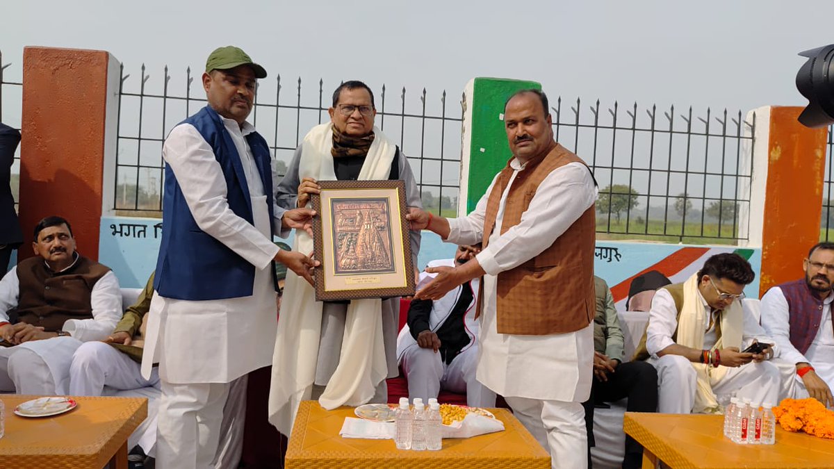 prabhatkhabar's tweet photo. कैमूर (चैनपुर): अईलाय गांव में स्वतंत्रता सेनानी पार्क और स्व. राम किशुन सिंह की प्रतिमा का अनावरण सभापति अवधेश नारायण सिंह ने किया. उन्होंने सेनानियों के बलिदान को याद रखने, बेटियों की शिक्षा पर जोर दिया और कहा कि UGC का पुराना नियम अभी लागू है.
#Kaimur #Chainpur #FreedomFighter #Education #BetiBachao #prabhatkhabar