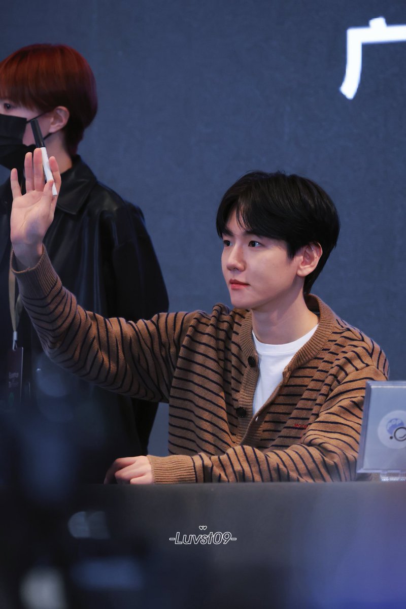 Luvst_09's tweet photo. 260201 백현 팬사인회
#백현  #BAEKHYUN https://t.co/ZSkoGX9NvW