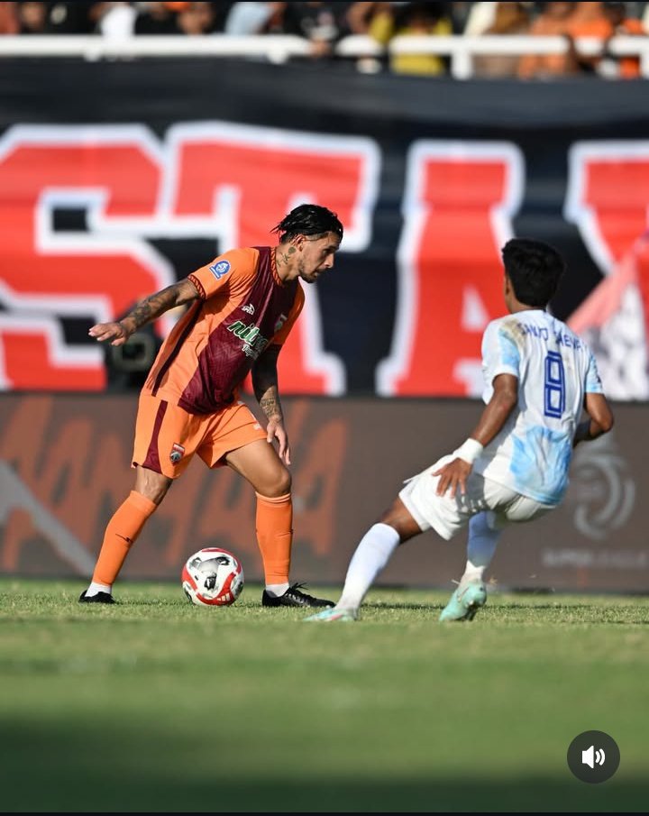 IndosFC's tweet photo. 🚨 WAKTU PENUH 🚨
🇮🇩ISL 2025/26 - P19 (1/2)

ANOTHER WINS FOR PESUT ETAM!! 🔥🧡

📍 BORNEO FC 2-1 PSIM
⚽️ 29' Kaio Nunes
⚽️ 90+2' Koldo Obieta
-
⚽️ 82' Ze Valente (P)

📸 Ofisial