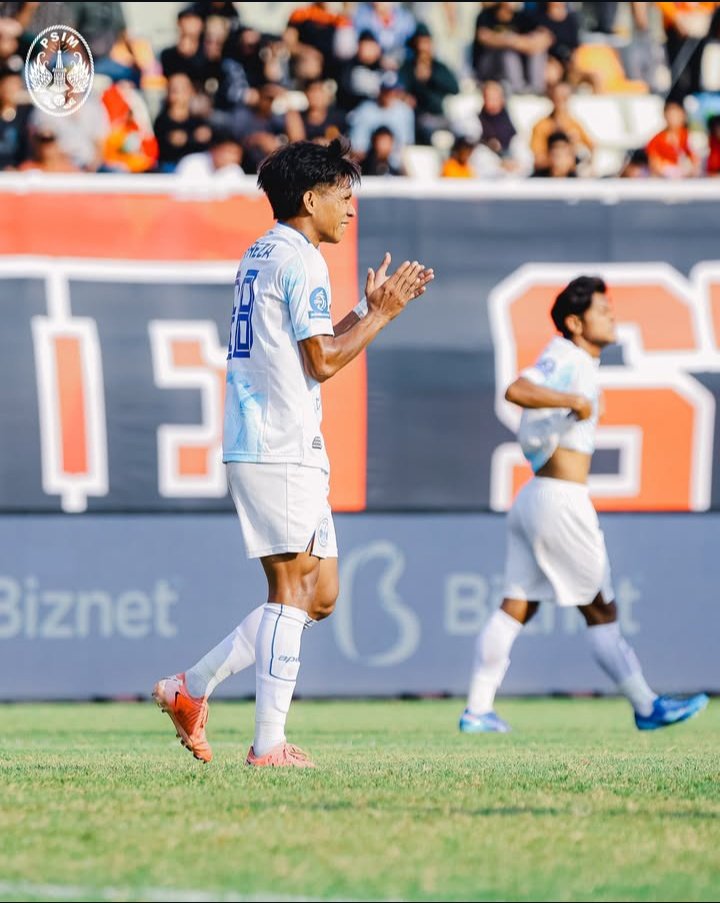 IndosFC's tweet photo. 🚨 WAKTU PENUH 🚨
🇮🇩ISL 2025/26 - P19 (1/2)

ANOTHER WINS FOR PESUT ETAM!! 🔥🧡

📍 BORNEO FC 2-1 PSIM
⚽️ 29' Kaio Nunes
⚽️ 90+2' Koldo Obieta
-
⚽️ 82' Ze Valente (P)

📸 Ofisial