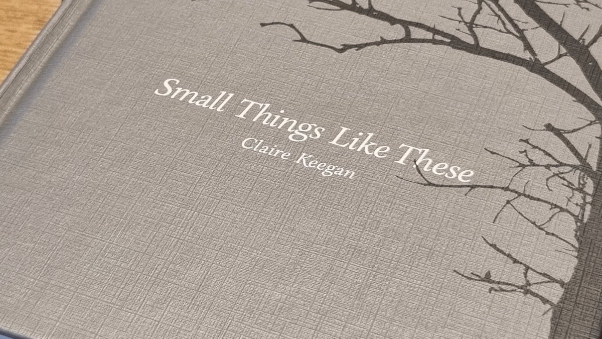 note465450's tweet image. 클레어 키건의 이처럼 사소한 것들 완독!
티친들 조언을 받아 얇은 것으로, 손에 잡히는 걸 읽어 보았습니다.. 🥹💕  따뜻한 슬픔이 느껴지는 책이었어요! 나는 왜 문학의 따뜻함을 왜 잊고 살았을까~~