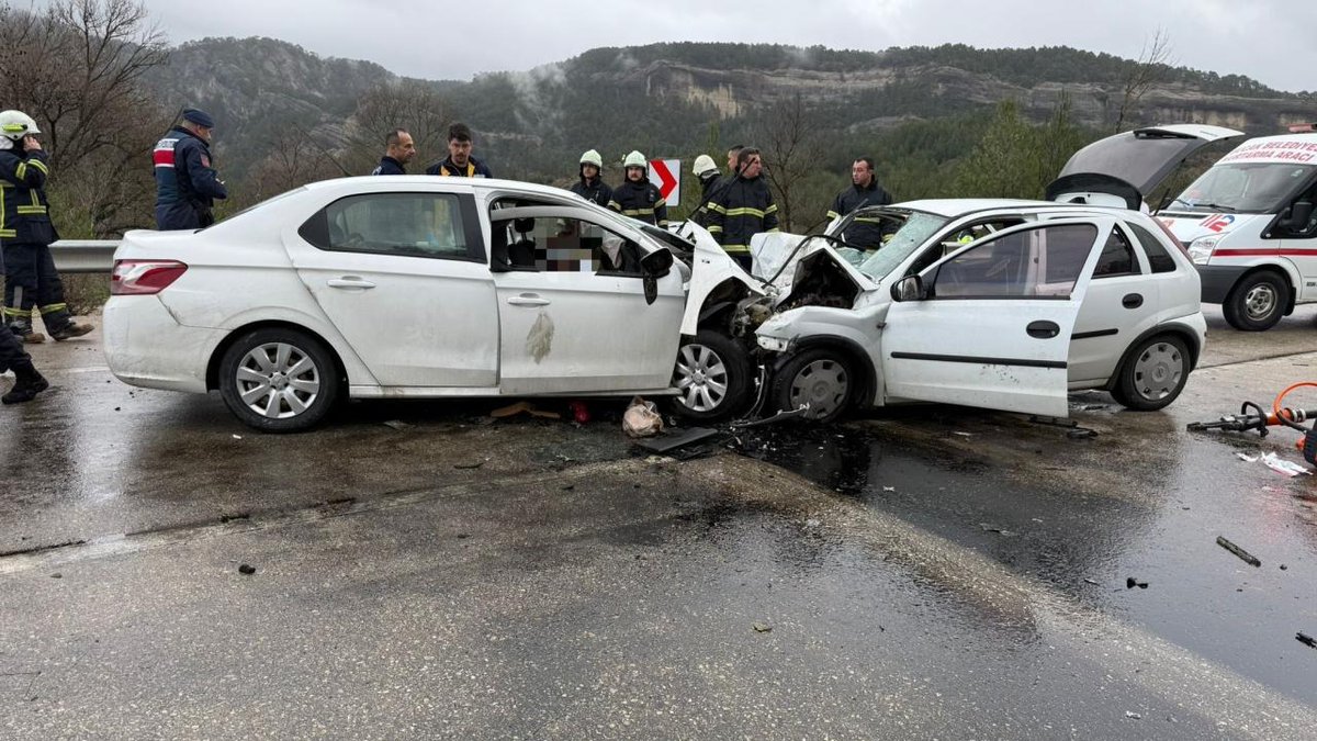 HurDavaPartisi's tweet photo. Tekirdağ-Antalya seferi sırasında yolcu otobüsünün devrilmesi ve Antalya-Isparta karayolunda iki otomobilin çarpışması sonucu meydana gelen kazalarda vefat eden vatandaşlarımıza Yüce Allah’tan rahmet; kederli ailelerine başsağlığı diliyoruz. 

Yaralanan vatandaşlarımıza ise acil şifalar temenni ediyoruz.