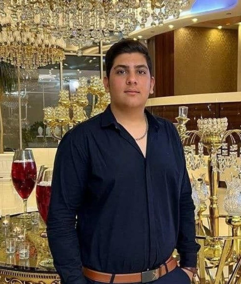 دیدم کمتر از این قهرمان وطن نام برده شده.
جاوید نام
#مهدی_جدیدی
۲۱ ساله که در روز ۱۹ دیماه در محله ی نازی آباد مورد اصابت ۷ گلوله ی جنگی قرار گرفت.
مهدی عزیز به تازگی خدمت سربازی رو به پایان رسانده بود و دانشجوی رشته ی حسابداری بود.
یادش جاویدان 🕯️