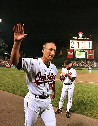 thecimbiz's tweet photo. Spordaki en akıl almaz rekor bu bence. Cal Ripken Jr., 17 yılda tam 2632 MAÇ üst üste oynadı! Ne sakatlık, ne hastalık, ne de “bugün canım oynamak istemiyor” bahanesi. 

Bu, uzay mekiği yapmaktan zor bir disiplin. Vücut isyan etmiyor mu ya? 🤯⚾️

#TheCımbız #RekorHikayeleri https://t.co/kW6jvHPsOu