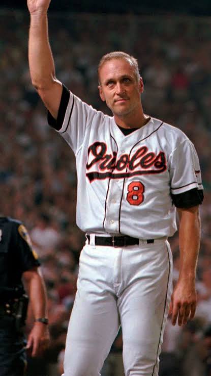 thecimbiz's tweet photo. Spordaki en akıl almaz rekor bu bence. Cal Ripken Jr., 17 yılda tam 2632 MAÇ üst üste oynadı! Ne sakatlık, ne hastalık, ne de “bugün canım oynamak istemiyor” bahanesi. 

Bu, uzay mekiği yapmaktan zor bir disiplin. Vücut isyan etmiyor mu ya? 🤯⚾️

#TheCımbız #RekorHikayeleri https://t.co/kW6jvHPsOu