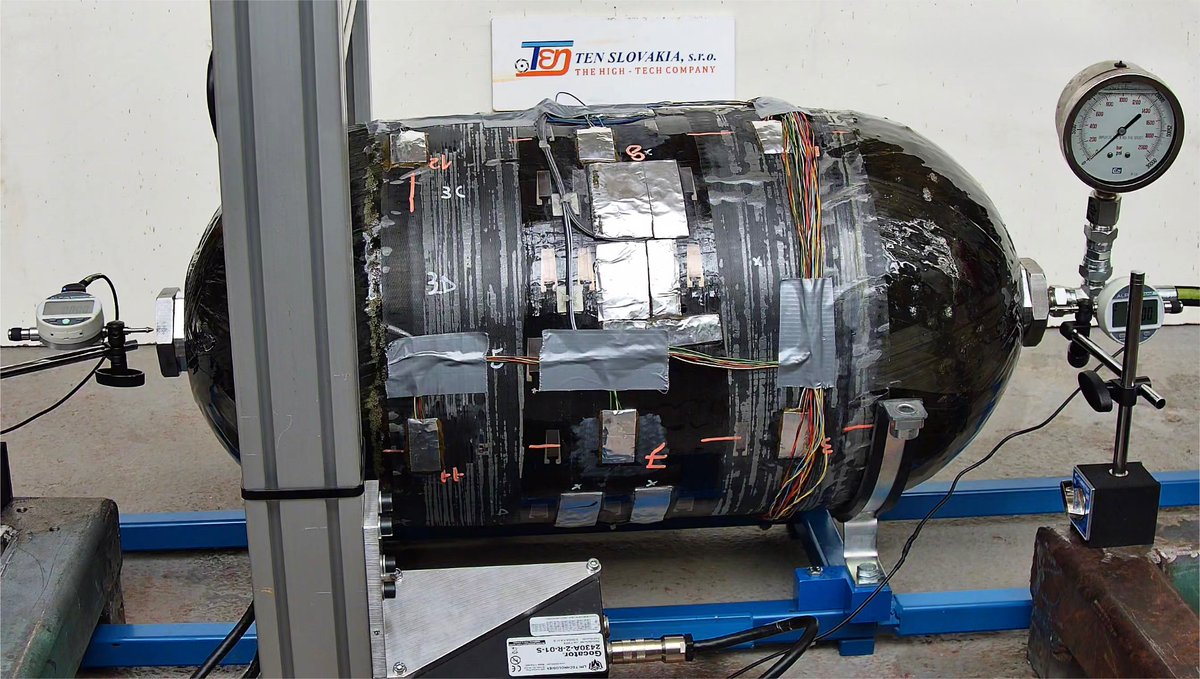ComecInnovative's tweet photo. For #Sefiro project, we realized #typeIV CFRP #pressurevessel with #towpreg, but also equipped with sensors, using a technology called #AerosolJetPrinting.
We printed strain gauges on this tank to measure deformations, as the #pressure increased. #impregnation #resin #innovation https://t.co/Iw8TmDcLmd