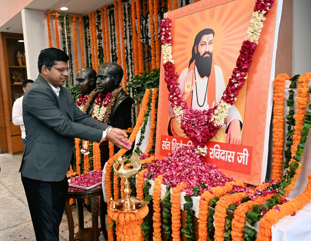 ChimurkarRahul's tweet photo. Paid floral tributes to Sant Shiromani Guru Ravidas ji on his 649th birth anniversary.

#सबके_संत_गुरू_रविदास
@BJPSCMorcha @LalSinghArya @blsanthosh @IGuruPrakash @v_shrivsatish @BJP4India https://t.co/CJCyLWArHf