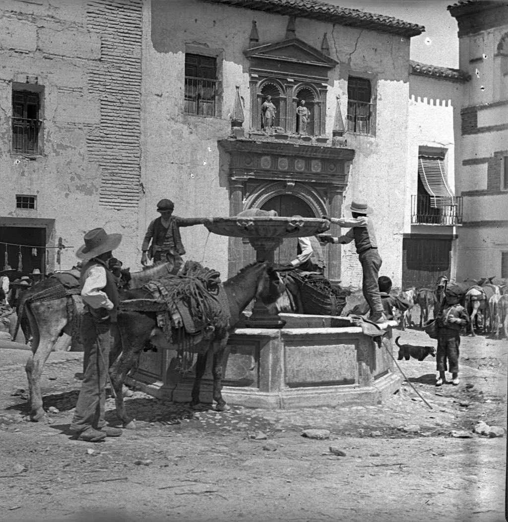 Plaza de Santo Domingo de Baza, con la fuente del convento dominico en primer término, y la iglesia al fondo (c. 1890). 

Foto: Fondo Gillman <a href="/ArchivoGRMurcia/">Archivo Gral. Región de Murcia</a>