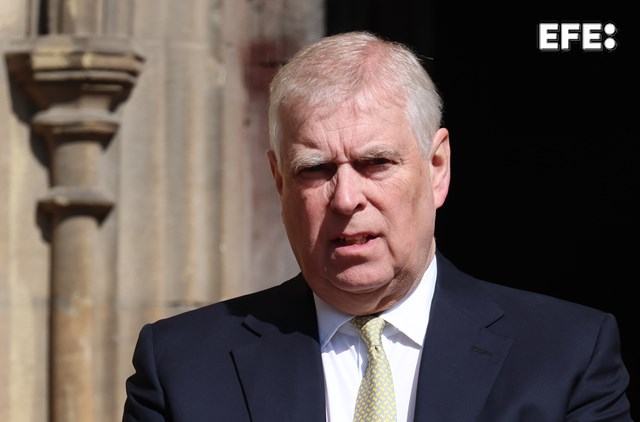 El expríncipe Andrés, acusado de hacer traer a otra joven al Reino Unido para una cita sexual.

efe.com/otras-noticias…