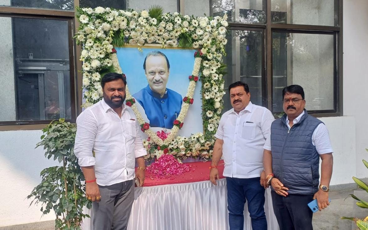 sanjaycjagtap's tweet photo. आज पीडीसीसी बँकेचे संचालक मंडळ तसेच सर्व अधिकारी व कर्मचारी यांच्या वतीने आयोजित शोकसभेत उपस्थित राहून स्व. अजितदादा पवार यांना विनम्र श्रद्धांजली अर्पण करण्यात आली.
#sanjayjagtap #purandar #haveli #PDCCBank #Shraddhanjali https://t.co/Yulg03eFGP