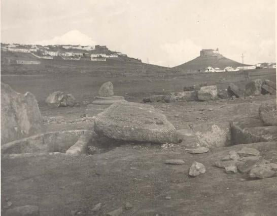 HistoriAlhambra's tweet photo. Este febrero se cumplen 70 años de la primera excavación arqueológica en Alhambra, concretamente en la conocida como Necrópolis del Arroyo de la Poza, en la parte sur de Alhambra, al lado de la carretera N-430. Pero, ¿cómo fueron esos días? https://t.co/3H08XEt27Q