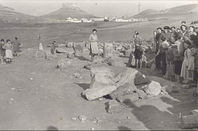 HistoriAlhambra's tweet photo. Este febrero se cumplen 70 años de la primera excavación arqueológica en Alhambra, concretamente en la conocida como Necrópolis del Arroyo de la Poza, en la parte sur de Alhambra, al lado de la carretera N-430. Pero, ¿cómo fueron esos días? https://t.co/3H08XEt27Q