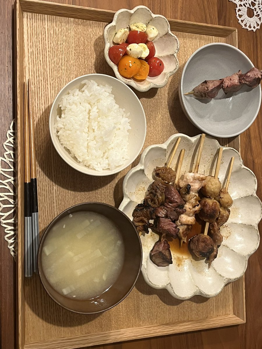 c2BBCP's tweet image. 焼き鳥は分解せずに串のまま食べます。