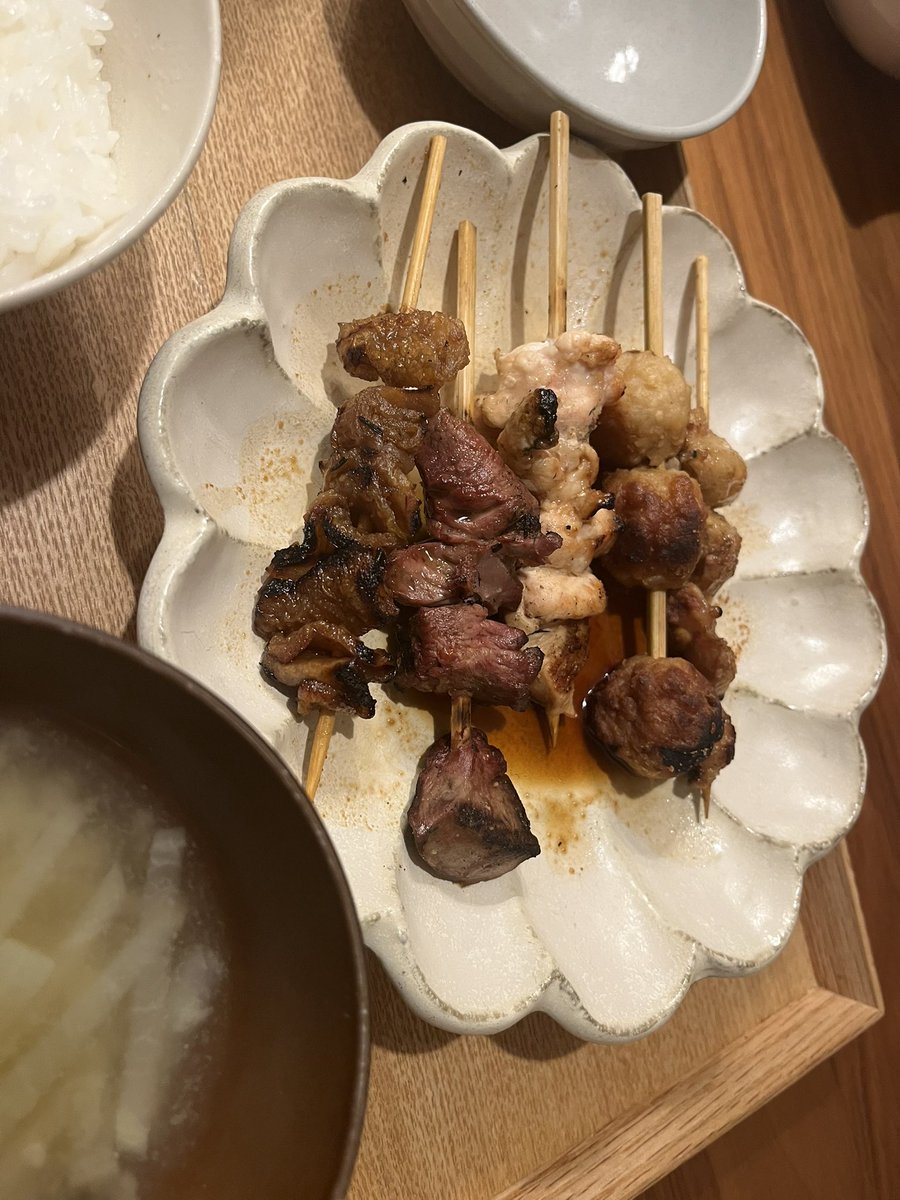 c2BBCP's tweet image. 焼き鳥は分解せずに串のまま食べます。