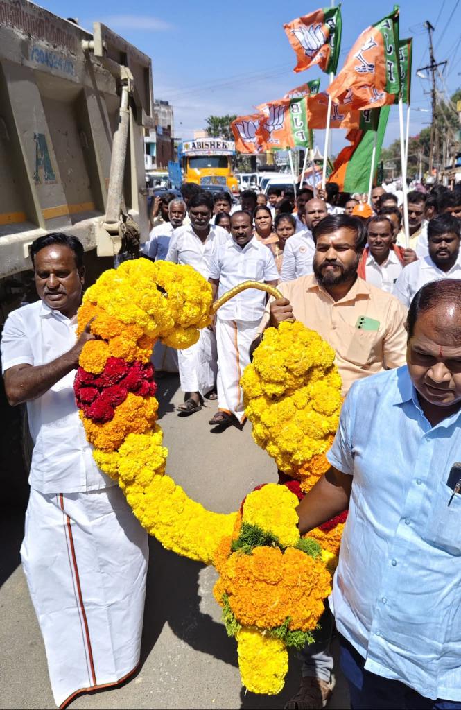 GanesanSA5's tweet photo. தேனி மாவட்ட பாரதிய ஜனதா கட்சியின் சார்பாக 
ஆண்டிபட்டியில்...
 மாமன்னர் திருமலை நாயக்கர் அவர்களின்  திருஉருவச்சிலைக்கு மாலை அணிவித்து மரியாதை செய்யப்பட்டது... https://t.co/cCks2qScEI