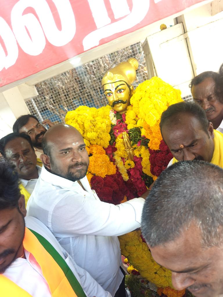 GanesanSA5's tweet photo. தேனி மாவட்ட பாரதிய ஜனதா கட்சியின் சார்பாக 
ஆண்டிபட்டியில்...
 மாமன்னர் திருமலை நாயக்கர் அவர்களின்  திருஉருவச்சிலைக்கு மாலை அணிவித்து மரியாதை செய்யப்பட்டது... https://t.co/cCks2qScEI